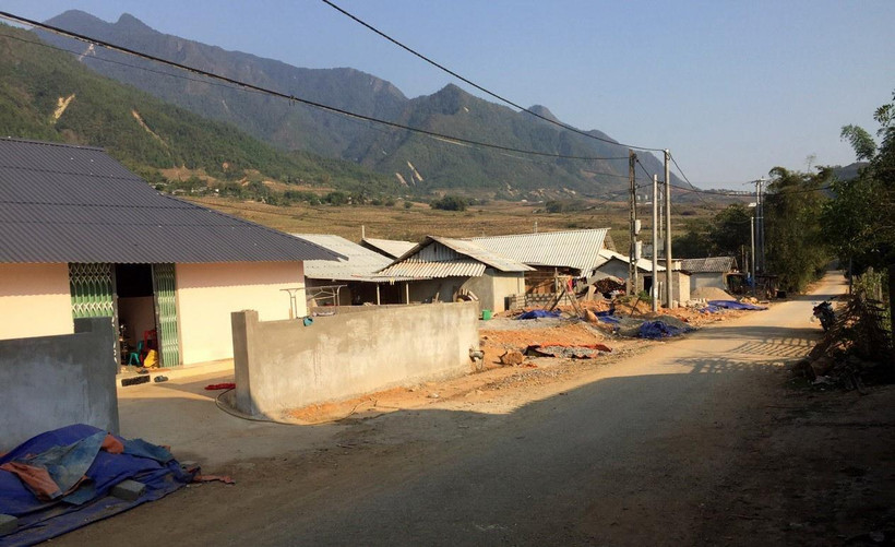 Điểm di dời 37 hộ dân Hua Cưởm 1 được đầu tư xây dựng đồng bộ đường giao thông đi lại thuận lợi và điện thắp sáng, nước sinh hoạt. (Ảnh: Việt Hoàng/TTXVN)