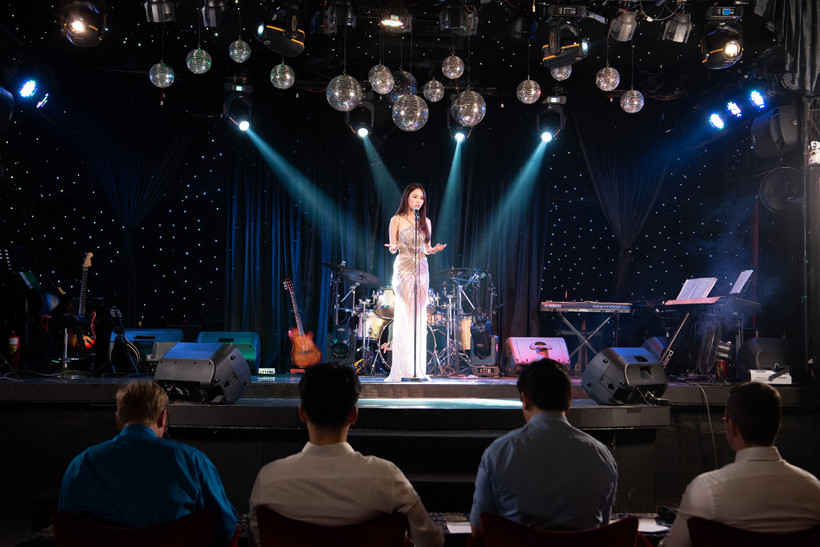 Mai Phương đã có cuộc gặp gỡ đặc biệt với 4 giáo viên - phóng viên người nước ngoài và trải qua buổi huấn luyện phỏng vấn 100% bằng tiếng Anh. (Ảnh: CTV/Vietnam+)