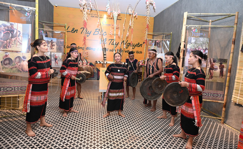 Các nghệ nhân dân gian đến từ Tây Nguyên trình diễn Cồng chiêng tại Hà Nội. (Ảnh: CTV/Vietnam+)