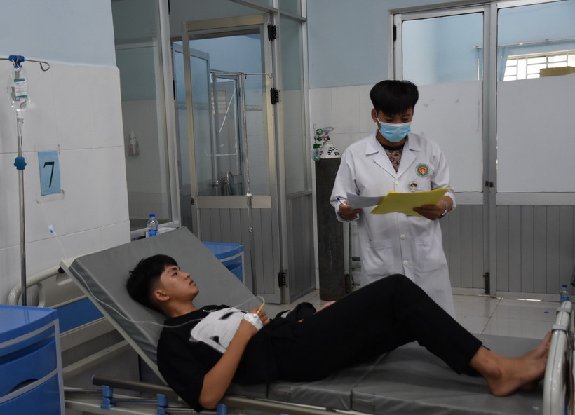 Bác sỹ thăm khám cho công nhân Công ty Trách nhiệm hữu hạn Pin Yuan Việt Nam (Khu Công nghiệp Nam Đồng Phú, huyện Đồng Phú). (Ảnh: Nhật Bình/TTXVN)