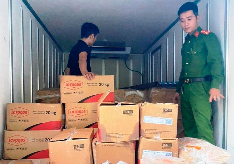 Công an tỉnh Quảng Bình và lực lượng chức năng phối hợp phát hiện, bắt vụ vận chuyển gần 3 tấn nội tạng động vật không rõ nguồn gốc xuất xứ. (Ảnh: TTXVN phát)