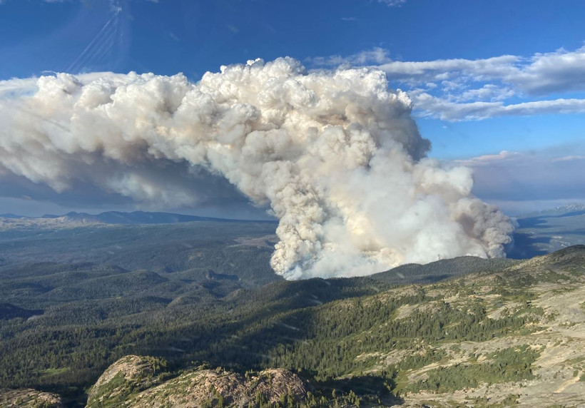 Khói bốc lên từ một đám cháy rừng tại British Columbia, Canada hồi năm 2023. (Ảnh: AFP/TTXVN)