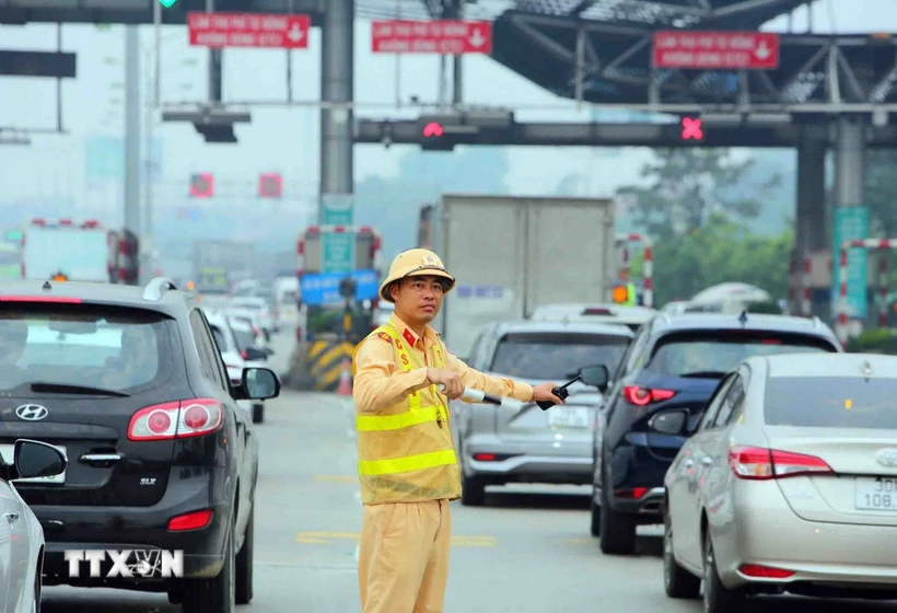 Phân luồng giao thông. (Nguồn: TTXVN)