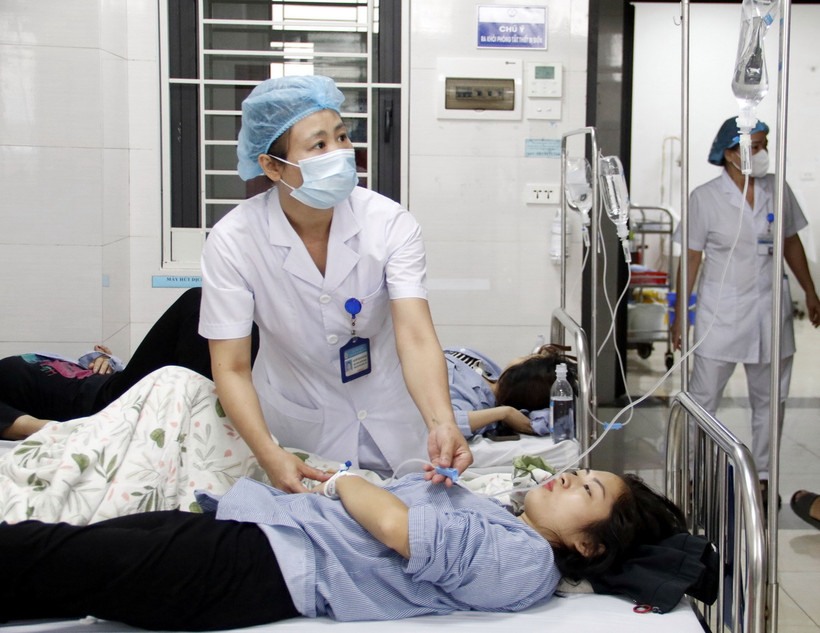 Công nhân điều trị tại khoa Khoa Nội-Tiêu hóa, Bệnh viện Đa khoa tỉnh Bắc Giang. (Ảnh: Đồng Thúy/TTXVN)