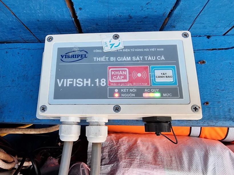 Thiết bị giám sát hành trình lắp đặt trên tàu cá. (Ảnh: TTXVN)