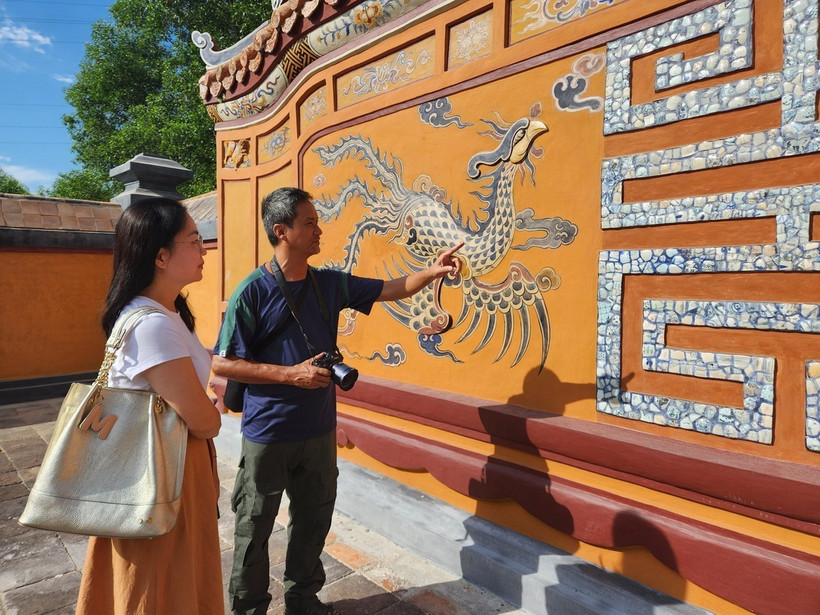 Du khách tham quan lăng mộ Nghi Thiên Chương Hoàng hậu Từ Dũ. (Ảnh: Mai Trang/TTXVN)