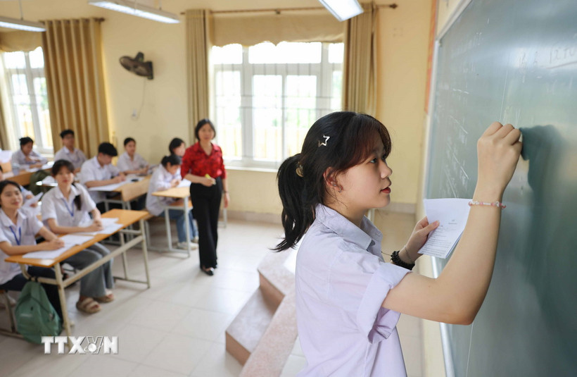 Học sinh ôn thi tốt nghiệp trung học phổ thông. (Ảnh: TTXVN).