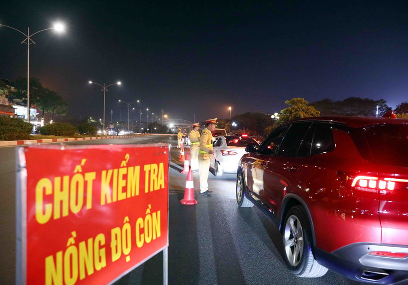 Một chốt kiểm tra nồng độ cồn của tài xế tham gia giao thông. (Ảnh: TTXVN)