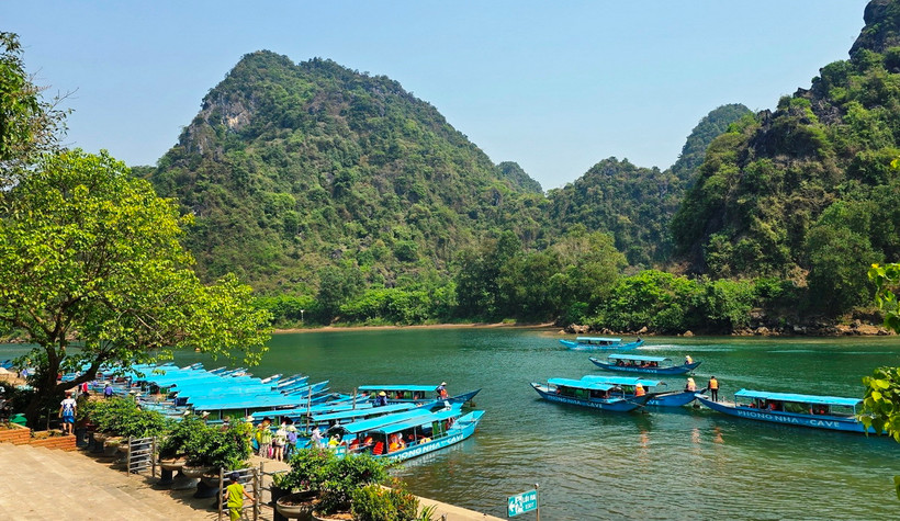 Bến thuyền Trung tâm Du lịch Phong Nha-Kẻ Bàng (Quảng Bình) tấp nập các hoạt động đón tiếp du khách đến tham quan. (Ảnh: TTXVN phát)