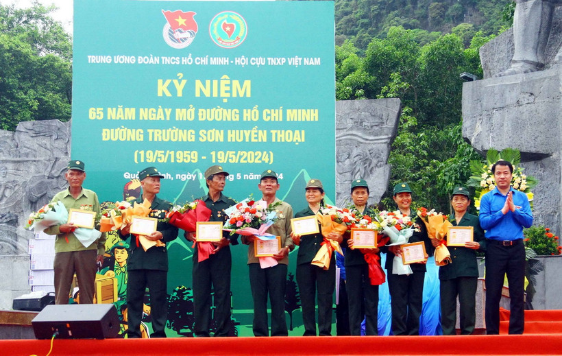 Tặng Kỷ niệm chương cho các cựu thanh niên xung phong tỉnh Quảng Bình. (Ảnh: Tá Chuyên/TTXVN)