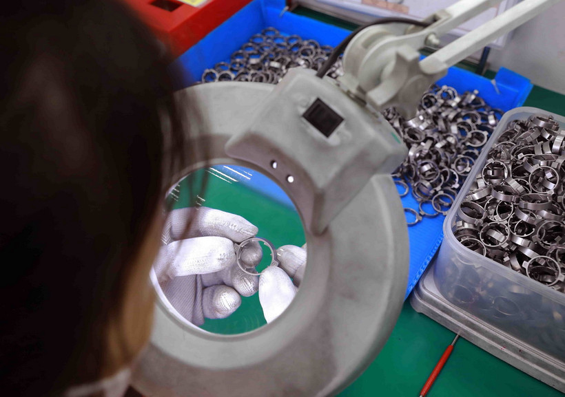 Kiểm tra chất lượng sản phẩm tại nhà máy sản xuất các chi tiết phần động cơ, trợ lực lái, hộp số ôtô. (Ảnh minh họa: Vũ Sinh/TTXVN)