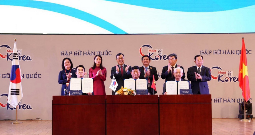 Ký kết hợp tác giữa Bình Dương với đối tác Hàn Quốc tại chương trình. (Ảnh: TTXVN phát)