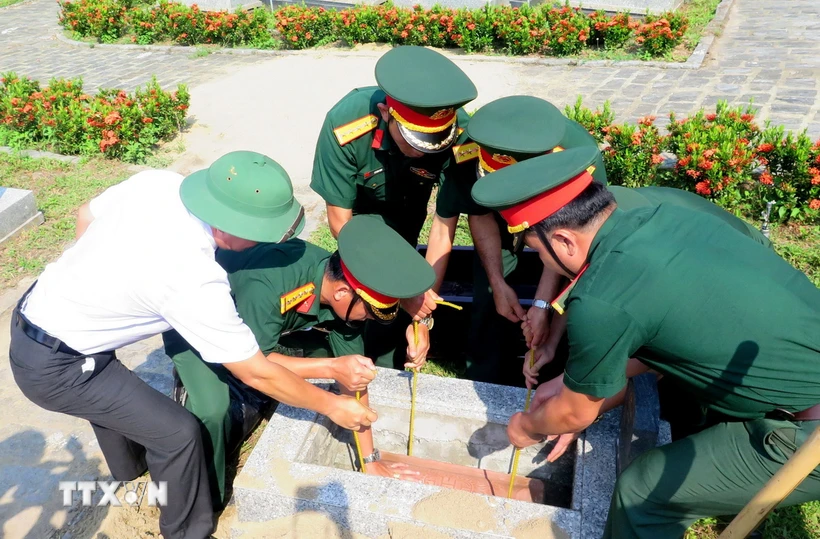 An táng hài cốt liệt sỹ. (Ảnh minh họa. Nguồn: TTXVN)
