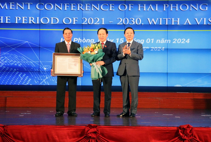 Phó Thủ tướng Chính phủ Trần Hồng Hà trao quyết định phê duyệt Quy hoạch thành phố Hải Phòng thời kỳ 2021-2030, tầm nhìn đến năm 2050. (Ảnh: Hoàng Ngọc/TTXVN)