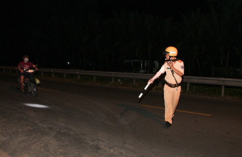 Kiểm tra xe có dấu hiệu vi phạm. (Ảnh minh họa. Nguồn: TTXVN)