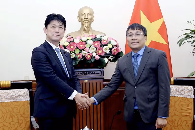 Thứ trưởng Thường trực Ngoại giao Nguyễn Minh Vũ tiếp Thứ trưởng Ngoại giao Nhật Bản Komura Masahiro. (Ảnh: TTXVN phát)
