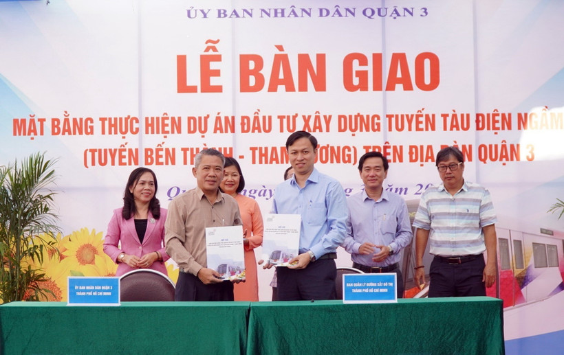 Ủy ban Nhân dân quận 3 và Ban Quản lý Đường sắt Đô thị Thành phố Hồ Chí Minh ký bàn giao mặt bằng Dự án metro Bến Thành-Tham Lương. (Ảnh: TTXVN phát)