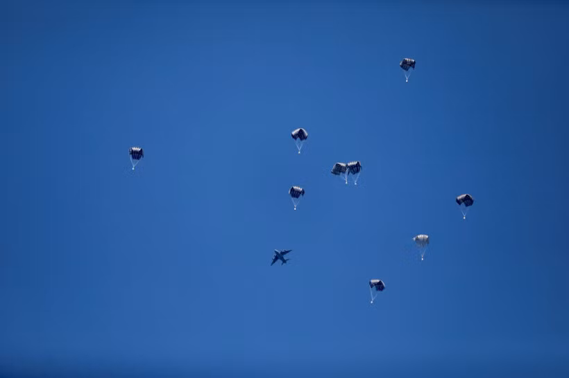 Hàng viện trợ nhân đạo được thả từ máy bay xuống Dải Gaza. (Ảnh: THX/TTXVN)
