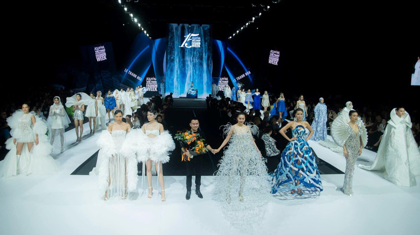 Toàn cảnh bộ sưu tập “Hoa trên sóng nước" của nhà thiết kế Lê Thanh Hòa. (Ảnh: CTV/Vietnam+)