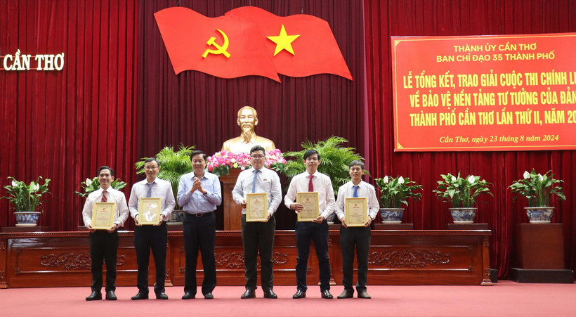 Trao giải Nhất cho các tác giả, nhóm tác giả đoạt. (Ảnh: Ngọc Thiện/TTXVN)