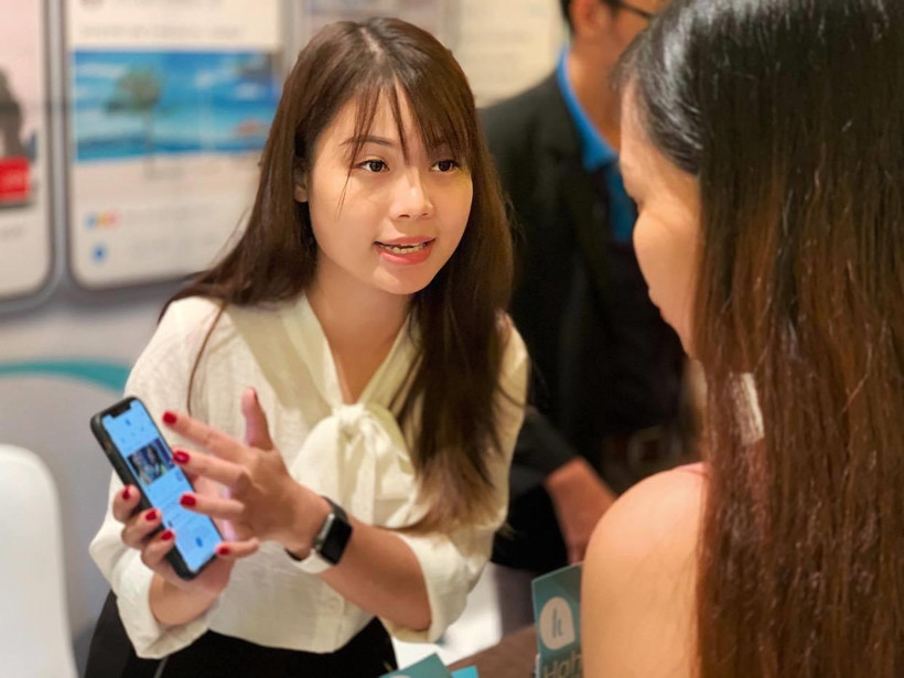 Giới trẻ ngày nay phần lớn chọn tìm hiểu thông tin du lịch bằng công nghệ. (Ảnh: Mai Mai/Vietnam+)