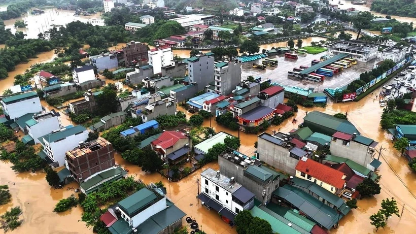 Mưa lũ đã khiến nhiều tuyến đường và hàng nghìn ngôi nhà ở thành phố Hà Giang bị ngập chìm trong nước. (Ảnh: TTXVN phát)