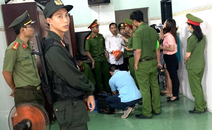 Công an khám xét nhà bị can Hoàng Tuy. (Ảnh: Công an Bình Thuận)