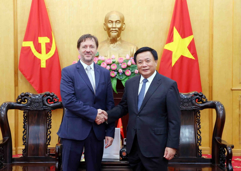 Giám đốc Học viện Chính trị Quốc gia Hồ Chí Minh Nguyễn Xuân Thắng tiếp Đại sứ Hungary tại Việt Nam Baloghdi Tibo. (Ảnh: Phạm Kiên/TTXVN)