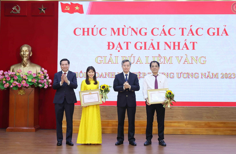 Phó Trưởng Ban Tổ chức Trung ương Nguyễn Quang Dương và Bí thư Đảng ủy Khối Doanh nghiệp Trung ương Nguyễn Long Hải trao giải Nhất cho các tác giả đoạt giải. (Ảnh: An Đăng/TTXVN)