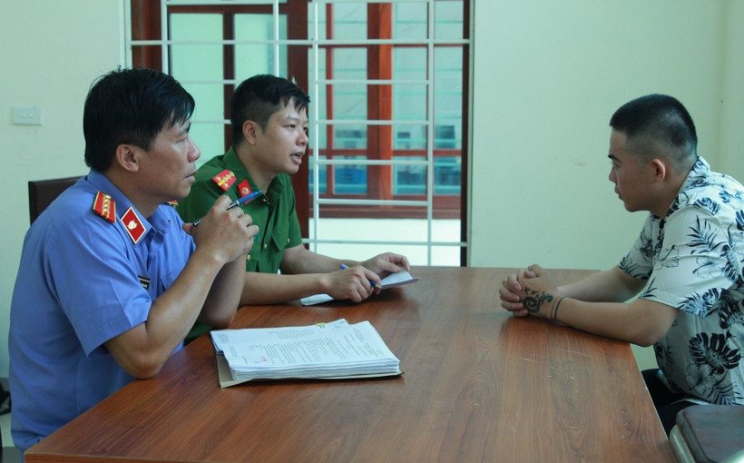 Cơ quan công an làm việc với Lý Nhật Quý Cường. (Nguồn: Công an tỉnh Nghệ An)