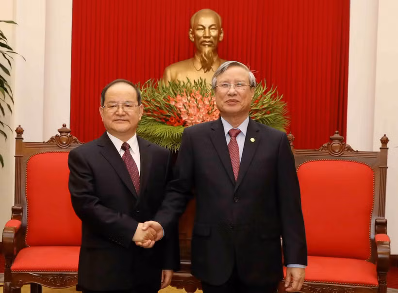 Ông Trần Quốc Vượng, Ủy viên Bộ Chính trị, Thường trực Ban Bí thư, tiếp ông Lộc Tâm Xã, Bí thư Đảng ủy, Chủ nhiệm Ủy ban Thường vụ Đại hội đại biểu nhân dân Khu tự trị dân tộc Choang Quảng Tây, Trung Quốc. (Ảnh: Phương Hoa/TTXVN)