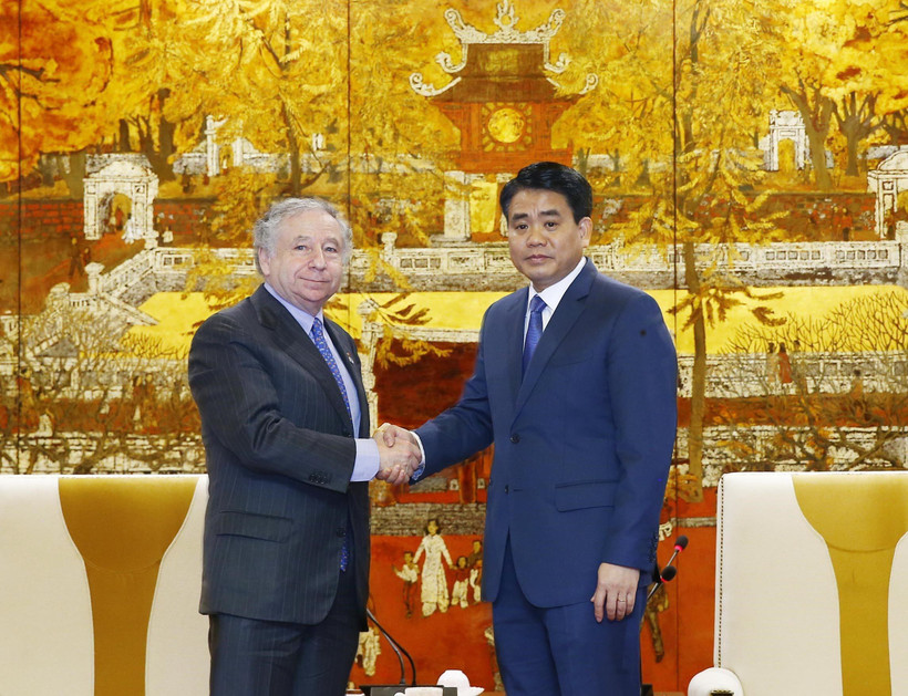 Chủ tịch Ủy ban Nhân dân thành phố Hà Nội Nguyễn Đức Chung tiếp ngài Jean Todt, Chủ tịch Liên đoàn ôtô thể thao thế giới. (Ảnh: Lâm Khánh/TTXVN)