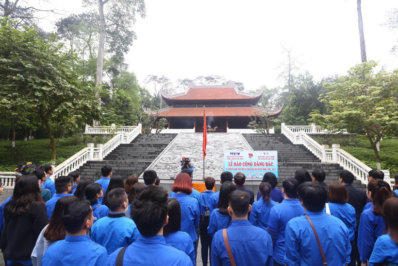 Đại biểu tại lễ báo công. (Ảnh: Minh Quyết/TTXVN)