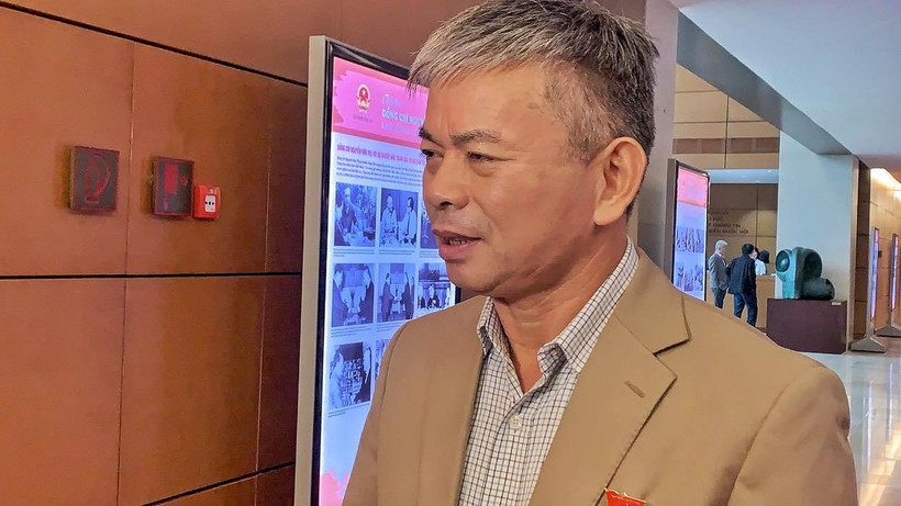 Thiếu tướng Nguyễn Thanh Hồng bên hành lang nghị trường chiều ngày 26/10. (Ảnh: Xuân Mai/Vietnam+)