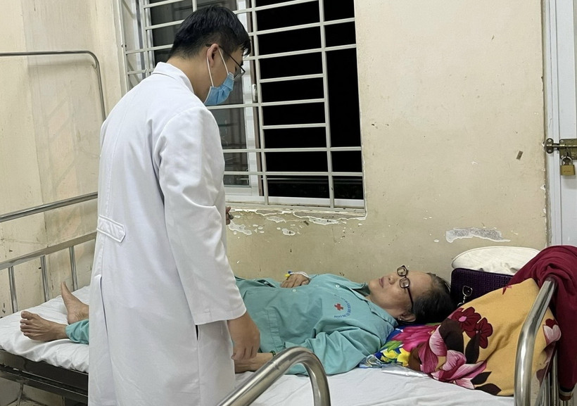 Bệnh nhân ngộ độc được điều trị tại Bệnh viện Đa khoa khu vực Long Khánh sau khi ăn bánh mỳ hồi tháng Năm. (Ảnh: TTXVN phát)