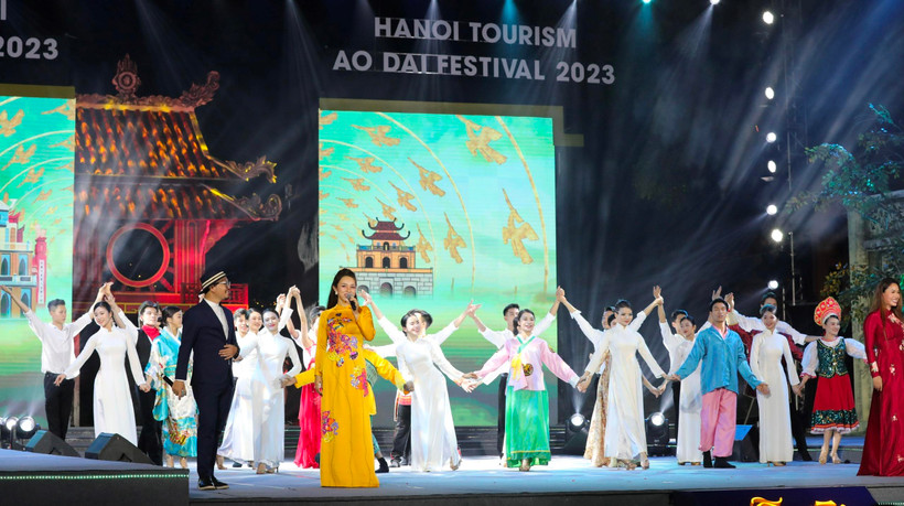 Một tiết mục nghệ thuật trong lễ khai mạc Lễ hội Áo dài Du lịch Hà Nội 2023. (Ảnh: Mai Mai/Vietnam+)