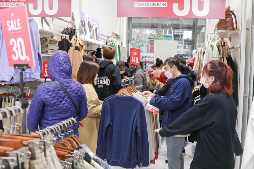 Mưa phùn kèm gió rét trên nền nhiệt độ thấp khiến người dân Thủ đô phải sắm thêm áo ấm để bảo vệ sức khỏe. (Ảnh: 360boutique)