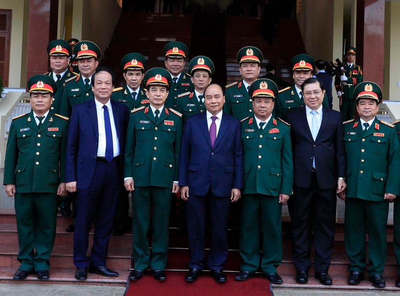 Thủ tướng Nguyễn Xuân Phúc với các cán bộ, sỹ quan chỉ huy Bộ Tư lệnh Quân khu V. (Ảnh: Thống Nhất/TTXVN)