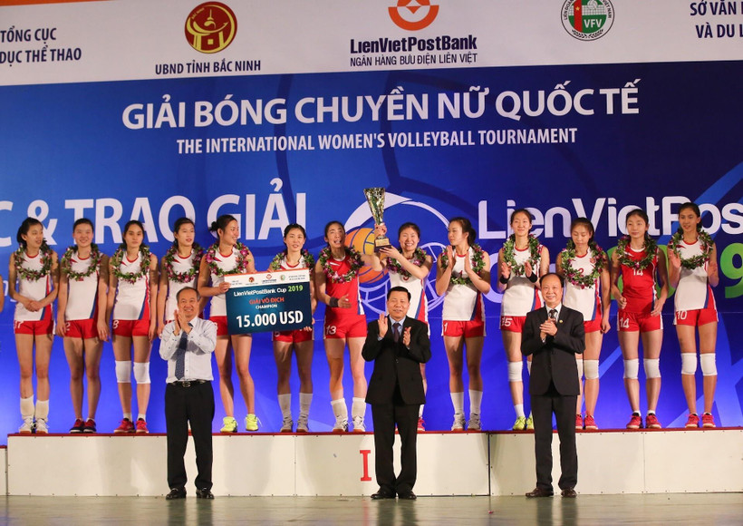 Ban tổ chức trao cúp vô địch cho đội tuyển Triều Tiên. (Ảnh: Trọng Đạt/TTXVN)