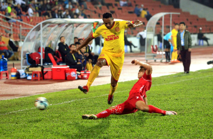 Pha tranh bóng giữa cầu thủ hai đội. (Ảnh: An Đăng/TTXVN)