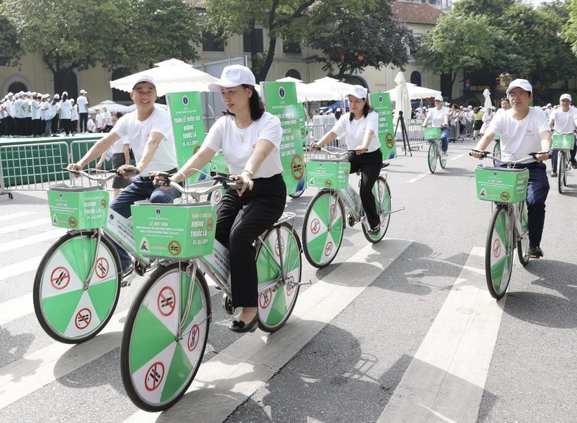 Các đại biểu đạp xe hưởng ứng chiến dịch truyền thông phòng, chống tác hại thuốc lá. (Ảnh: TTXVN phát)
