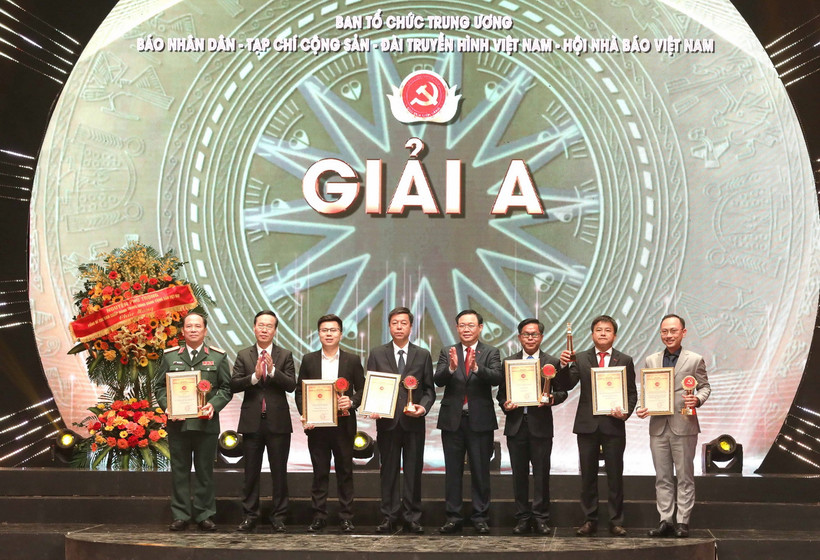 Chủ tịch Quốc hội Vương Đình Huệ và Thường trực Ban Bí thư Võ Văn Thưởng trao giải A cho các tác giả, nhóm tác giả. (Ảnh: Phương Hoa/TTXVN)