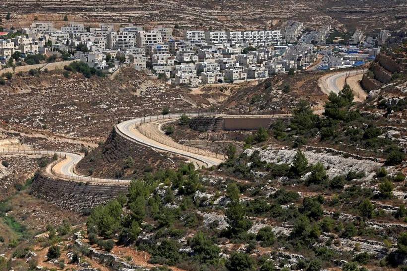 Khu định cư Givat Zeev của Israel (phía sau) và những ngôi làng của Palestine (phía trước) gần thành phố Ramallah, Bờ Tây, ngày 8/9/2023. (Ảnh: AFP/TTXVN)