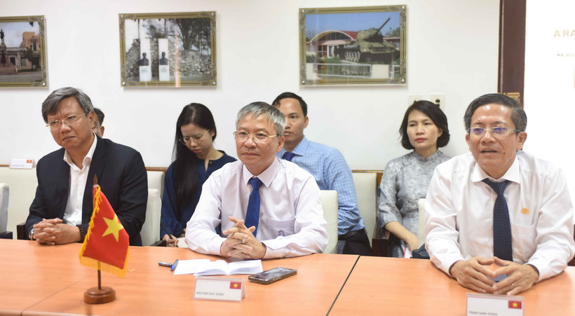 Phó Bí thư thường trực Tỉnh ủy, Chủ tịch Hội đồng Nhân dân tỉnh Quảng Nam Nguyễn Đức Dũng (giữa) làm việc với Bí thư thứ nhất Tỉnh ủy Matanzas, ông Mario Sabines Lorenzo. (Ảnh: Việt Hùng/TTXVN)