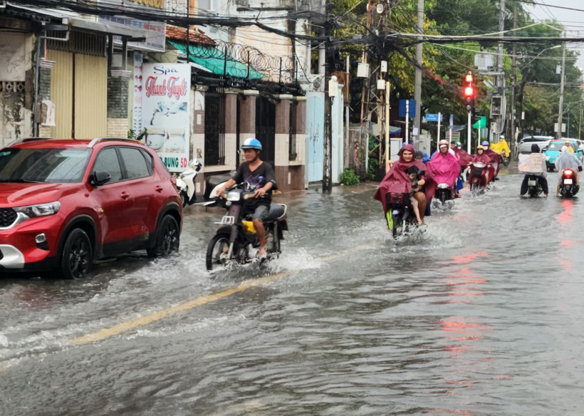 Triều cường vào giờ tan tầm gây nhiều khó khăn cho người dân ở thành phố Vĩnh Long, chiều 16/10. (Ảnh: Phạm Minh Tuấn/TTXVN)