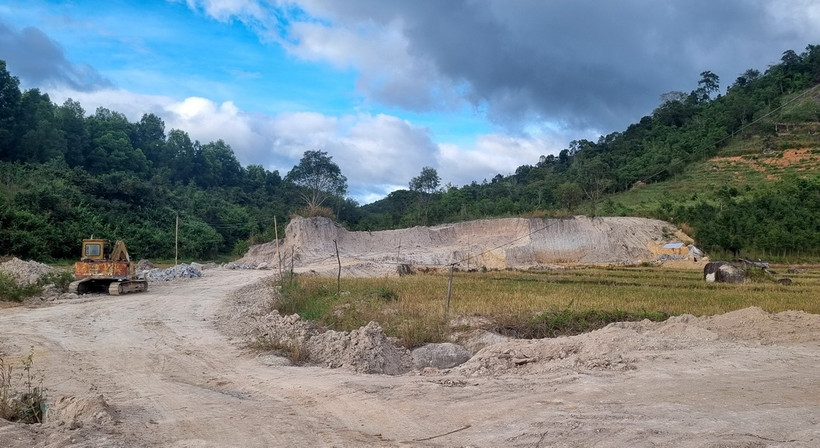 Một khu vực rộng lớn, gần với khu dân cư bị khai thác đất, đá chẻ. (Ảnh: Quang Thái/TTXVN)