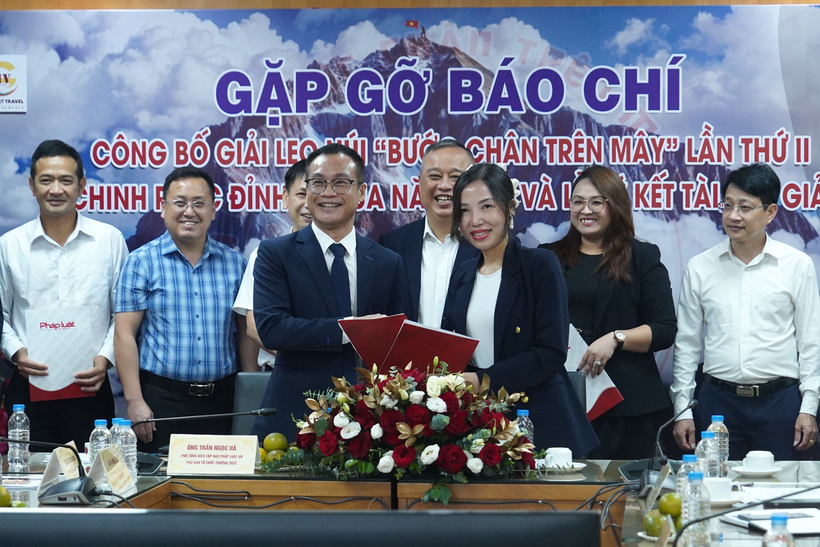 Ông Trần Ngọc Hà, Phó tổng biên tập Báo Pháp luật Việt Nam ký kết hợp tác tài trợ Giải Leo núi “Bước chân trên mây” lần thứ II năm 2024. (Ảnh: Việt Anh/Vietnam+)