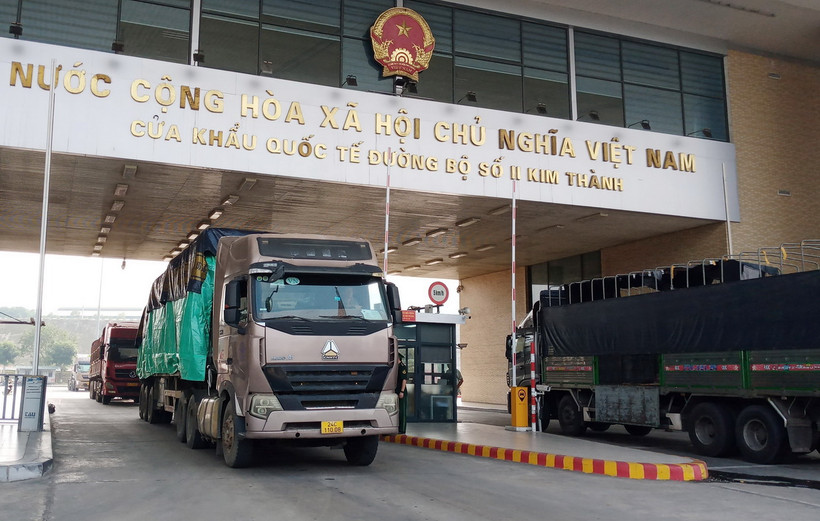 Hoạt động xuất nhập khẩu tại Cửa khẩu Quốc tế Đường bộ số 2 Kim Thành. (Ảnh: Quốc Khánh/TTXVN)