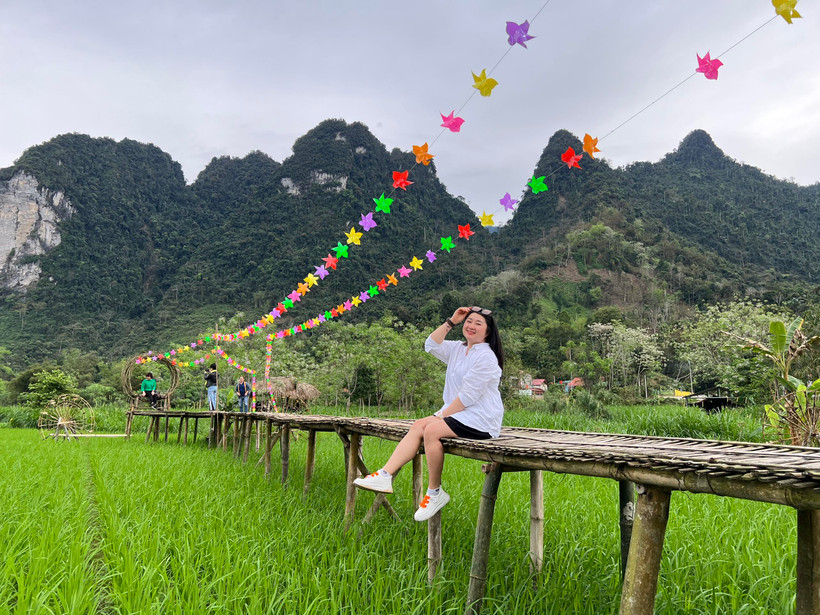 Du khách trải nghiệm cảnh đẹp thôn Lang Chua, thị trấn Lang Căn, huyện Lâm Bình. (Ảnh: Mai Mai/Vietnam+)