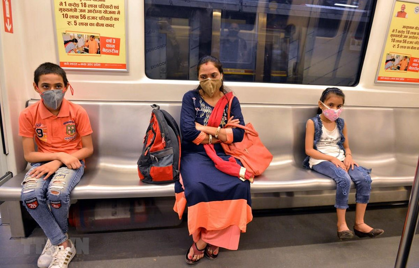 Người dân đeo khẩu trang phòng lây nhiễm COVID-19 khi đi tàu điện ngầm tại New Delhi, Ấn Độ. (Ảnh: THX/TTXVN) 